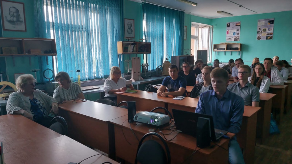 Фото 2 круглый стол.jpg